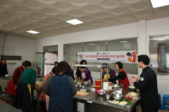 조리명장 강현우 교수가 29일 해운대캠퍼스에서 보훈가족을 대상으로 조리 강의를 하고 있다./사진제공=와이즈유 영산대학교