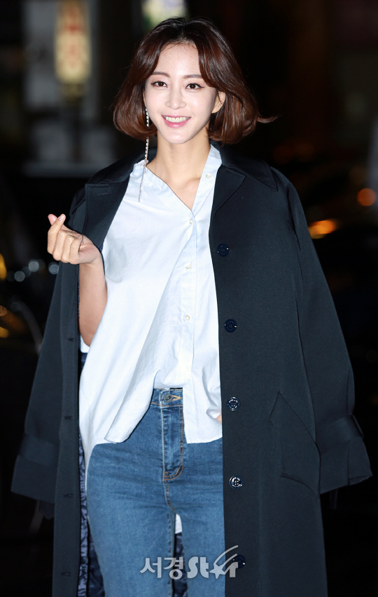 배우 한예슬이 29일 오후 서울 영등포구 한 음식점에서 열린 MBC 드라마 ‘20세기 소년소녀’ 종방연에 참석해 포토타임을 갖고 있다.