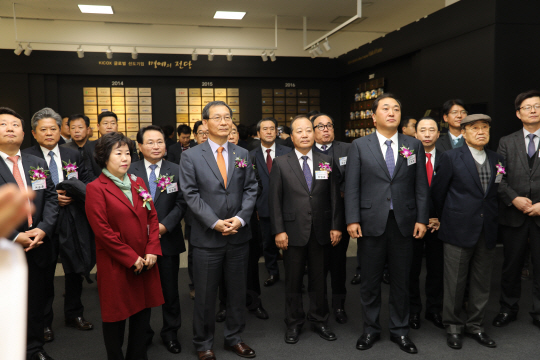 황규연(왼쪽 다섯번째) 한국산업단지공단 이사장이 29일 오전 대구 산단공 본사에서 진행된 ‘키콕스(KICOX) 글로벌 선도기업’ 시상식을 진행 한 뒤 관계자들과 함께 명예의 전당 전시실을 둘러보고 있다. /사진제공=산단공