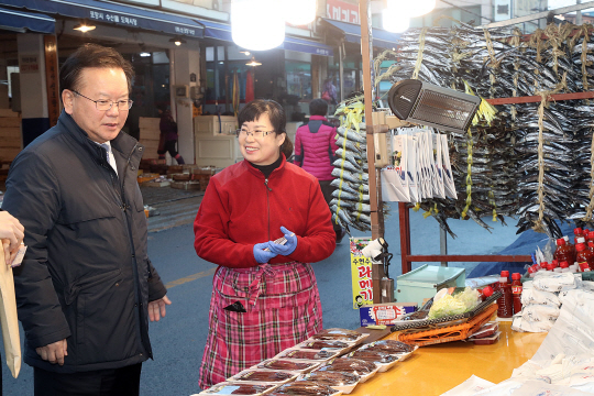 김부겸 행정안전부 장관이 29일 포항 죽도시장을 찾아 과메기 등 지역특산품을 구입하고 있다.    /사진제공=행정안전부