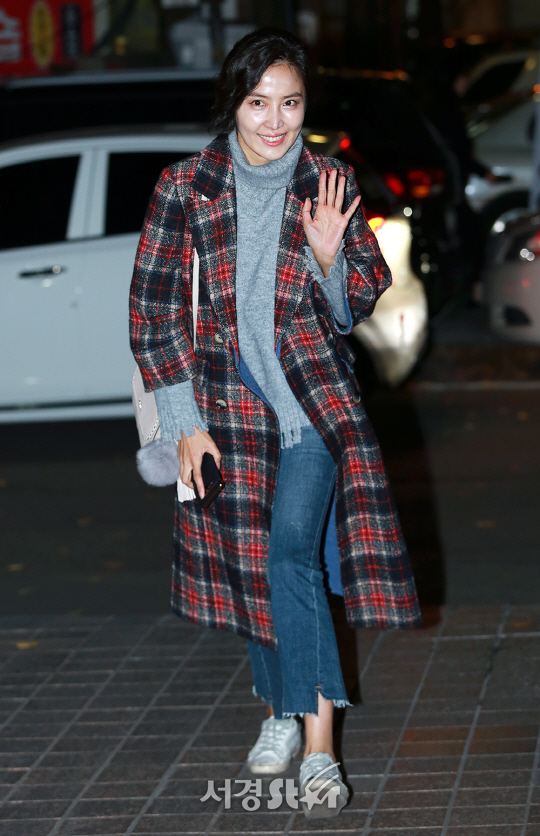 배우 신동미가 29일 오후 서울 영등포구 한 음식점에서 열린 MBC 드라마 ‘20세기 소년소녀’ 종방연에 참석해 포토타임을 갖고 있다.