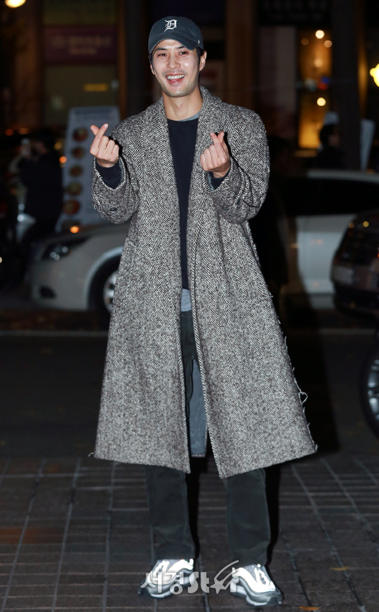 배우 김지석이 29일 오후 서울 영등포구 한 음식점에서 열린 MBC 드라마 ‘20세기 소년소녀’ 종방연에 참석해 포토타임을 갖고 있다.