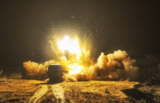 북한이 미사일을 발사한 29일 새벽 직후 우리 육군이 지대지미사일 현무-2 탄도미사일을 발사하고 있다. /연합뉴스