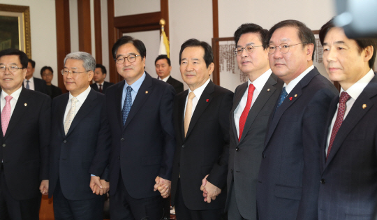 정세균 국회의장과 여야 교섭단체 원내지도부가 29일 오전 국회의장실에서 열린 내년도 예산안 처리 문제 협의를 위한 여야 원내대표 회동에서 기념촬영을 하고 있다. 김광림(왼쪽부터) 자유한국당 정책위의장, 김동철 국민의당 원내대표, 우원식 더불어민주당 원내대표, 정세균 의장, 정우택 한국당 원내대표, 김태년 민주당 정책위의장, 이용호 국민의당  정책위의장.         /연합뉴스