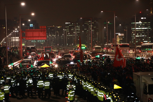지난 28일 저녁 건설노조가 마포대교를 점거해 시위 중이다.   /연합뉴스