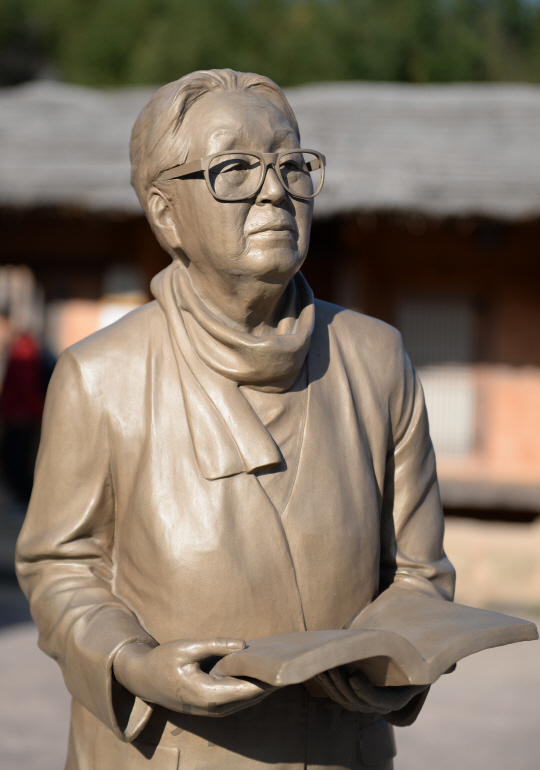 소설가 박경리의 동상.