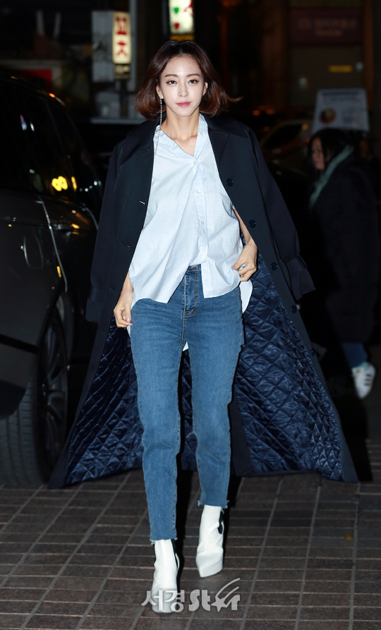 배우 한예슬이 29일 오후 서울 영등포구 한 음식점에서 열린 MBC 드라마 ‘20세기 소년소녀’ 종방연에 참석해 포토타임을 갖고 있다.