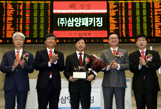 이경섭(왼쪽 세번째) 삼양패키징 대표가 29일 서울 여의도 한국거래소에서 열린 상장기념식에서 상장기념패를 들어보이고 있다./사진제공=삼양그룹