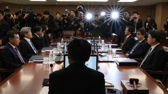 이주열 한국은행 총재가 30일 오전 서울 중구 한국은행 삼성본관에서 열린 금융통화위원회를 주재하고 있다./연합뉴스