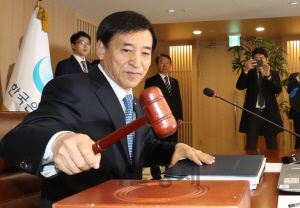 이주열 한국은행 총재가 30일 오전 서울 중구 한국은행 삼성본관에서 열린 금융통화위원회에서 의사봉을 두드리고 있다. /이호재기자