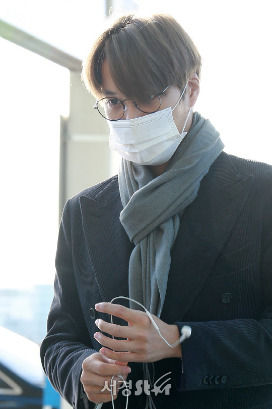 엑소(EXO) 카이, 매력적인 섬섬옥수 손가락~ (공항 패션)