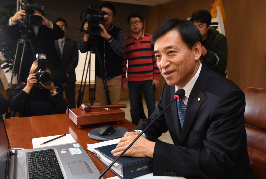 이주열 한국은행 총재가 30일 오전 서울 중구 한국은행 삼성본관에서 열린 금융통화위원회를 주재하고 있다./연합뉴스