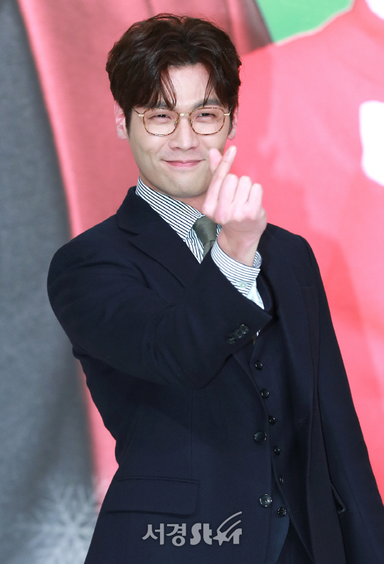 배우 최다니엘이 30일 오후 서울 영등포구 타임스퀘어 아모리스홀에서 열린 KBS2 새 월화드라마 ‘저글러스: 비서들’ 제작발표회에 참석해 포토타임을 갖고 있다.