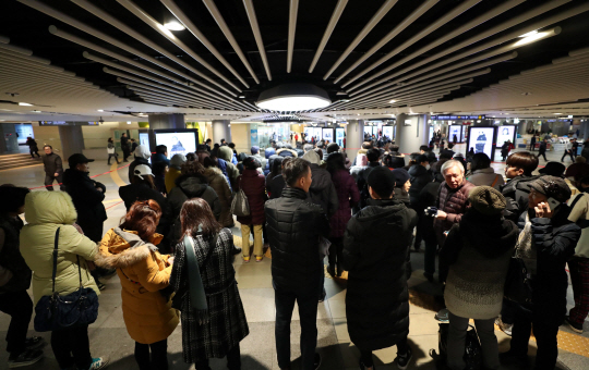 30일 오전 서울 송파구 롯데백화점 잠실점 평창 팝업스토어에서 시민들이 롱패딩 마지막 잔여 물량을 구입하기 위해 줄을 서있다. /연합뉴스