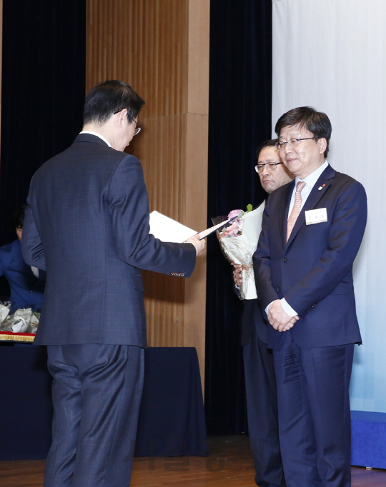 30일 오후 서울 중구 대한상공회의소에서 열린 ‘제 24회 기업혁신대상’ 시상식에서 롯데닷컴은 산업통상자원부장관상을 수상했다. 시상식에서 김형준 롯데닷컴 대표이사(우측)가 박건수 산업통상자원부 산업정책실장(좌측)으로부터 수상했다./사진 제공=롯데닷컴