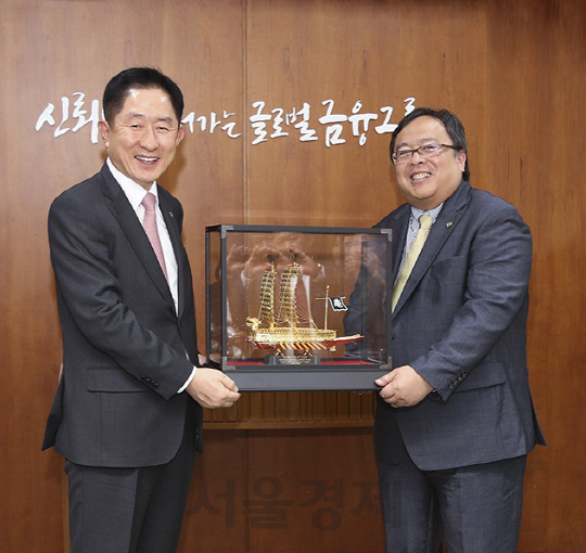 이진국 (왼쪽)하나금융투자 사장이 30일 서울 여의도 하나금융투자 본사에서 밤방 브로조누고로 인도네시아 국가개발기획부 장관과 면담을 가진 뒤 사진촬영을 하고 있다./사진제공=하나금융투자.