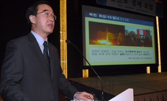 서울경제신문과 현대경제연구원 공동주최로 30일 서울 반얀트리호텔에서 열린 ‘한반도 경제포럼’에서 조명균 통일부 장관이 북한이 화성-15형을 발사한 이후의 대북정책에 대해 설명하고 있다.    /이호재기자