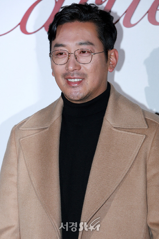 배우 하정우가 30일 오후 서울 강남구 청담동에서 열린 한 주얼리&워치 브랜드 크리스마스 파티에 참석해 포즈를 취하고 있다.