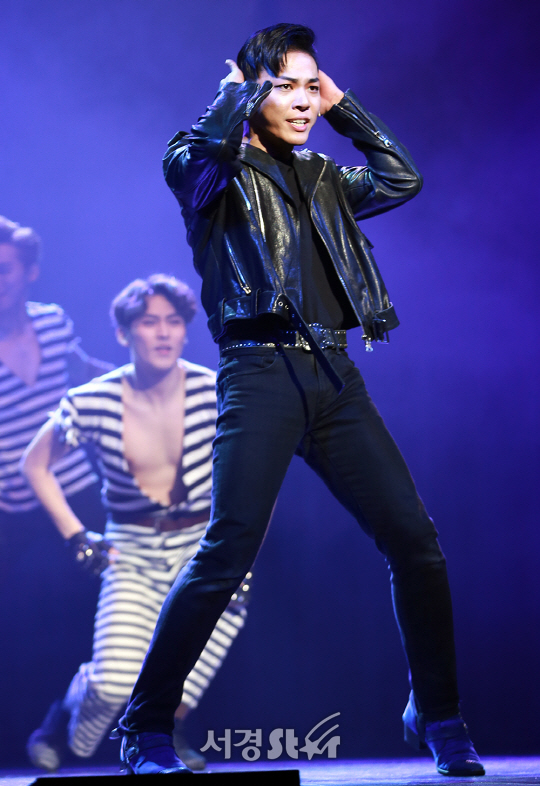 가수 휘성이 30일 오후 서울 종로구 홍익대 대학로 아트센터에서 열린 뮤지컬 ‘올슉업’ 프레스콜에 참석해 시연을 선보이고 있다.