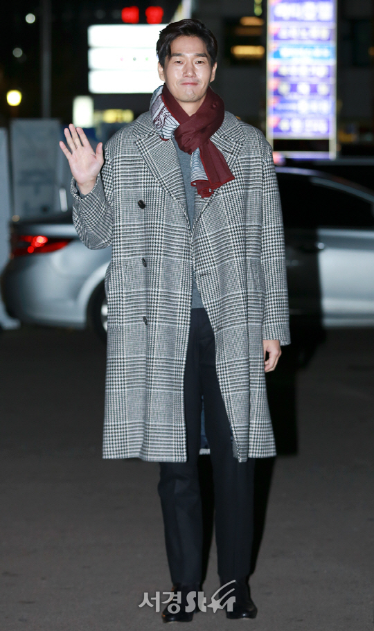 배우 유지태가 30일 서울 영등포구 한 음식점에서 열린 KBS2 드라마 ‘매드독’ 종방연에 참석해 포토타임을 갖고 있다.
