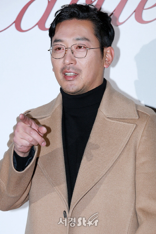 배우 하정우가 30일 오후 서울 강남구 청담동에서 열린 한 주얼리&워치 브랜드 크리스마스 파티에 참석해 포즈를 취하고 있다.