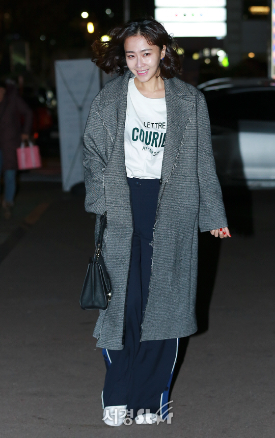배우 홍수현이 30일 서울 영등포구 한 음식점에서 열린 KBS2 드라마 ‘매드독’ 종방연에 참석해 포토타임을 갖고 있다.