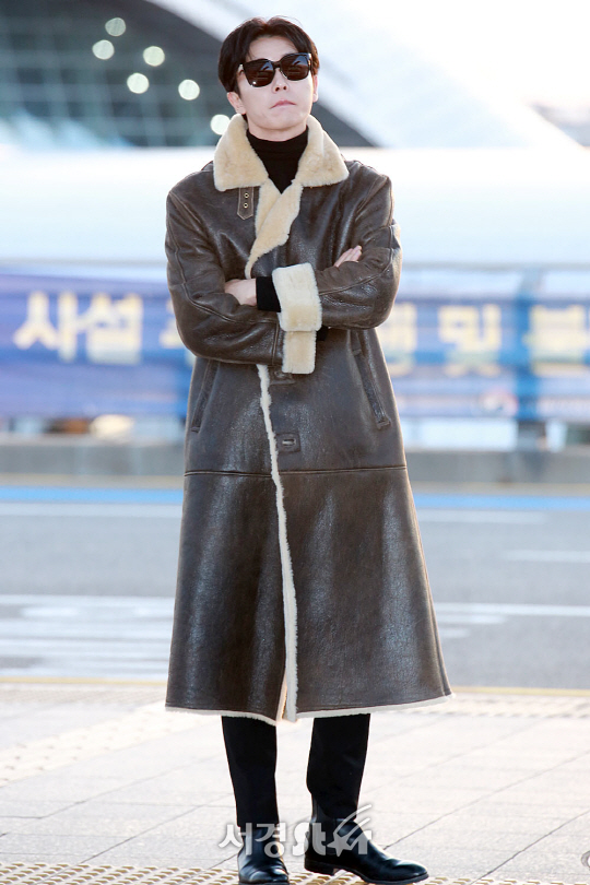 김재욱, 강한 바람에 움츠러든 어깨 (공항 패션)
