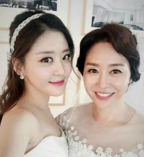 [SE★스타] 윤석민-김수현 결혼, 엄마 김예령까지 덩달아 눈길… 모전여전 ‘여배우들’