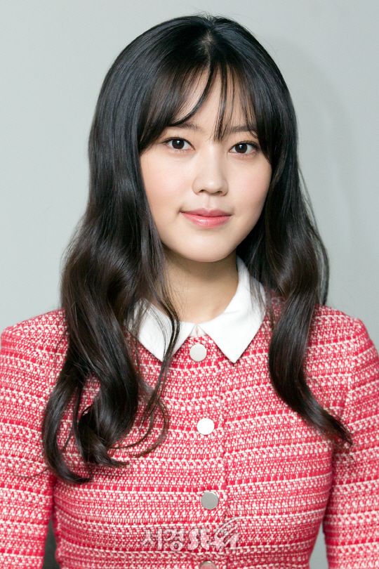 배우 최리가 최근 서울 영등포구 당산동에서 서경스타와의 인터뷰에 앞서 포토타임을 갖고 있다.