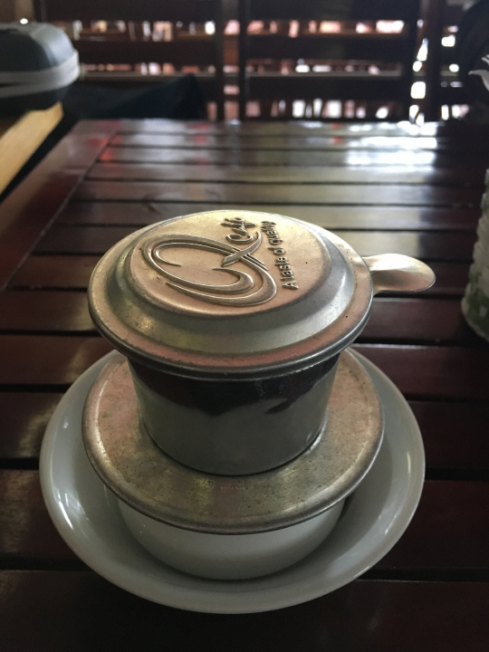 베트남 특산품 연유커피입니다. 윗쪽 컵에서 커피가 추출되는 즉석 드립커피! 달달하면서 진해서 하루 한 잔만 마셔도 각성 효과 만오천점입니다.