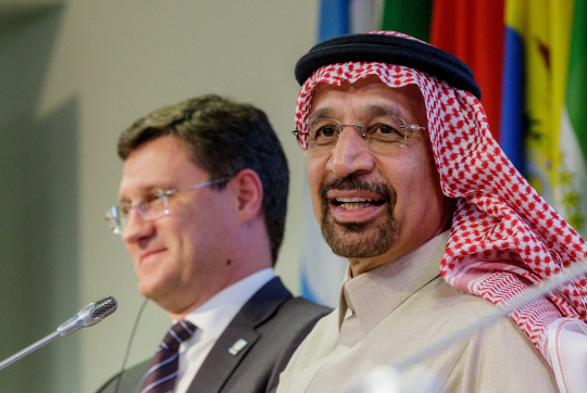 칼리드 알 팔리흐(오른쪽) 사우디아라비아 석유장관과 알렉산더 노박 러시아 에너지부 장관이 지난 30일(현지시간) 오스트리아 빈에서 석유수출국기구(OPEC) 제173차 정기총회에 참석하고 있다. /빈=EPA연합뉴스