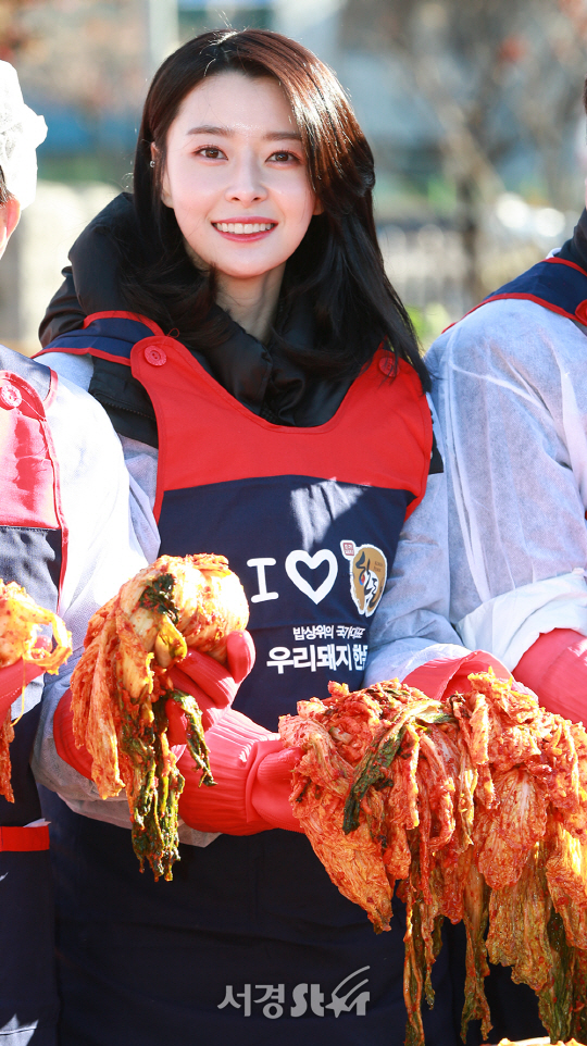 헬로비너스 나라가 1일 오전 서울 영등포구 국회 내 국회 생생텃밭에서 진행된 ‘국회 생생텃밭과 함께하는 한돈 김장나눔’ 행사에 참석하고 있다.