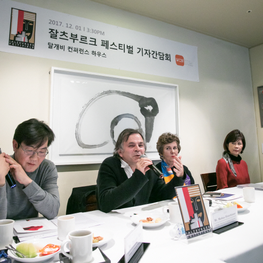 마르쿠스 힌터호이저 잘츠부르크 페스티벌 예술감독(왼쪽 두번째)이 1일 서울 정동의 한 식당에서 진행된 기자간담회에서 취재진의 질문에 답하고 있다. /서은영기자