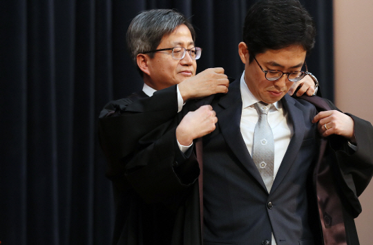 '법원결정 비난, 헌법정신에 어긋나' 발끈한 김명수