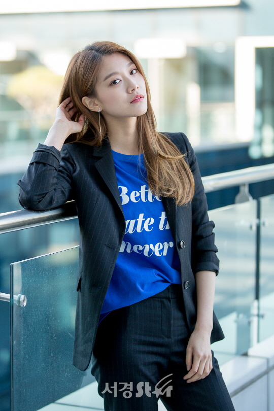 배우 이주우가 1일 오후 서울 영등포구 당산동에서 서경스타와의 인터뷰에 앞서 포토타임을 갖고 있다.