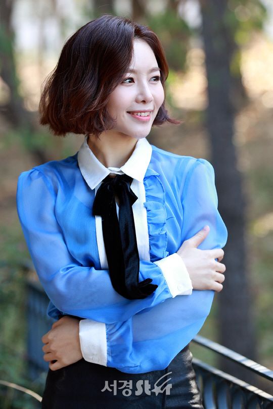 뮤지컬 ‘안나 카레니나’에 출연하는 배우 이지혜가 최근 서울 광진구 한 카페에서 서경스타와의 인터뷰에 앞서 포토타임을 갖고 있다.