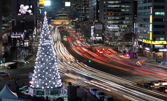 1일 서울시청 앞 광장에 설치된 대형 크리스마스트리가 시험 점등으로 환한 빛을 발하며 연말 분위기를 자아내고 있다. 18m 높이의 대형 트리는 2일 오후5시 공식 점등을 시작으로 오는 2018년 1월7일까지 불을 밝힐 예정이다.  /연합뉴스