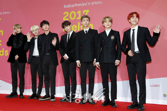 방탄소년단 멤버들이 2일 오후 서울 구로구 고척스카이돔에서 열린 ‘2017 멜론뮤직어워드(2017 Melon Music Award)’에 참석해 포즈를 취하고 있다.