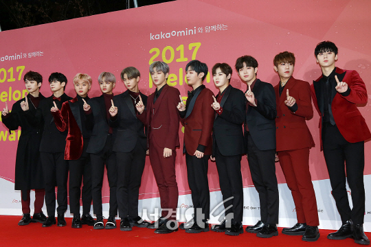 워너원 멤버들이 2일 오후 서울 구로구 고척스카이돔에서 열린 ‘2017 멜론뮤직어워드(2017 Melon Music Award)’에 참석해 포즈를 취하고 있다.
