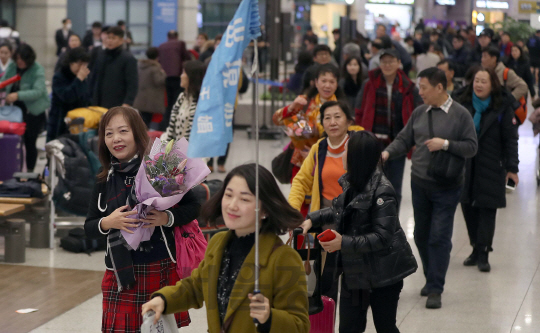 2일 지난 3월 이후 중국 당국이 사드 배치에 대한 보복 조치로 한국에 대한 단체관광을 금지한 지 약 9개월 만에 베이징을 출발한 첫 중국인 단체관광객들이 인천국제공항으로 입국하고 있다. 오늘 도착한 관광객들은 아시아나항공과 베이징의 위에티엔 여행사와 연계한 32명의 단체 관광객들로 비자를 주중 한국 대사관에 신청해 사드 갈등 후 '1호 단체 비자'를 수령한 관광객들 이다./영종도=이호재기자.