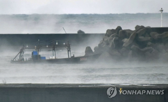 日 해안서 北어선 추정 목선 또 표류…시신 2구 발견