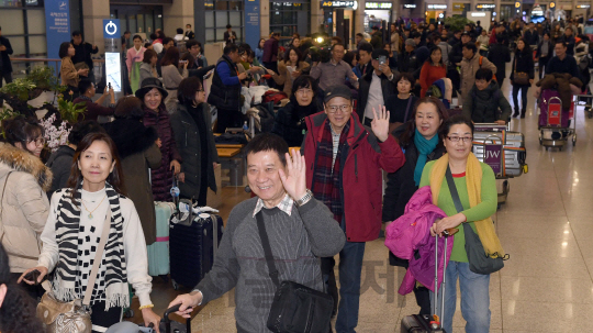 2일 지난 3월 이후 중국 당국이 사드 배치에 대한 보복 조치로 한국에 대한 단체관광을 금지한 지 약 9개월 만에 베이징을 출발한 첫 중국인 단체관광객들이 인천국제공항으로 입국하고 있다. 오늘 도착한 관광객들은 아시아나항공과 베이징의 위에티엔 여행사와 연계한 32명의 단체 관광객들로 비자를 주중 한국 대사관에 신청해 사드 갈등 후 '1호 단체 비자'를 수령한 관광객들 이다./영종도=이호재기자.