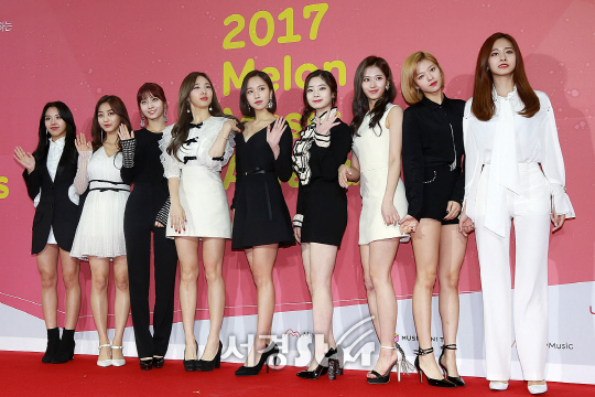트와이스 멤버들이 2일 오후 서울 구로구 고척스카이돔에서 열린 ‘2017 멜론뮤직어워드(2017 Melon Music Award)’에 참석해 포즈를 취하고 있다.