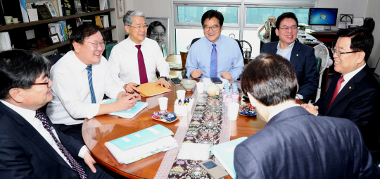 여야 교섭단체 3당 원내지도부가 내년도 예산안 처리의 법정시한인 2일 오전 원내지도부 간 회동을 갖고 최종 담판을 벌이고 있다. /연합뉴스