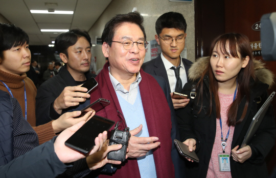 정우택 자유한국당 원내대표가 2018년도 예산안 처리 법정 시한인 2일 오후 의원총회를 마친 뒤 기자들의 질문에 답하고 있다. /연합뉴스