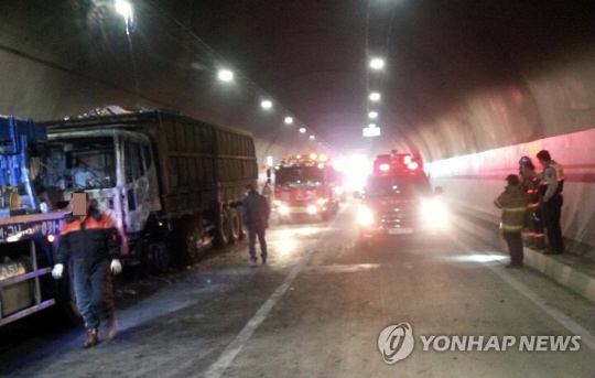 안양성남고속도로 청계4터널서 화물차 화재…2시간 교통통제