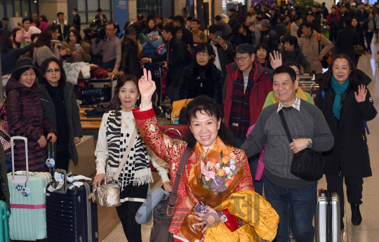 2일 지난 3월 이후 중국 당국이 사드 배치에 대한 보복 조치로 한국에 대한 단체관광을 금지한 지 약 9개월 만에 베이징을 출발한 첫 중국인 단체관광객들이 인천국제공항으로 입국하고 있다. 오늘 도착한 관광객들은 아시아나항공과 베이징의 위에티엔 여행사와 연계한 32명의 단체 관광객들로 비자를 주중 한국 대사관에 신청해 사드 갈등 후 '1호 단체 비자'를 수령한 관광객들 이다./영종도=이호재기자.