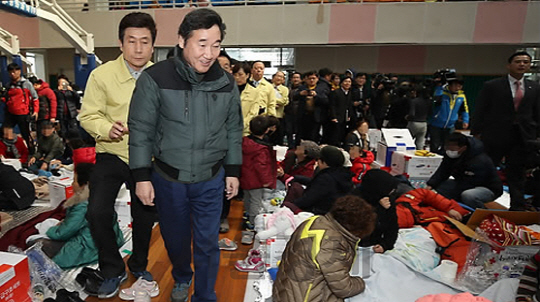 포항지진 현장 방문한 이낙연 총리/연합뉴스