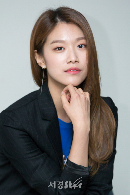배우 이주우가 최근 서울 영등포구 당산동에서 서경스타와의 인터뷰에 앞서 포토타임을 갖고 있다.