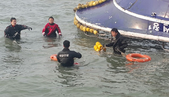 인천 낚싯배 전복으로 13명 사망…선창1호 인양 시작